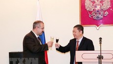 Ông Dương Anh Đức (phải), Phó Chủ tịch UBND Thành phố Hồ Chí Minh chúc mừng ông Sadykov Timur Sirozhevich (phải), Tổng lãnh sự Liên bang Nga tại Thành phố Hồ Chí Minh. (Ảnh: Xuân Khu/TTXVN)