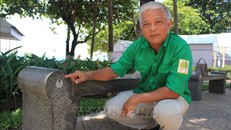 Ông Xuân và sản phẩm ghế đá tái chế từ rác thải nhựa. 