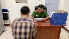 Cơ quan Công an huyện Ea H’leo, tỉnh Đắk Lắk làm việc với N.C.C. (Ảnh: TTXVN)