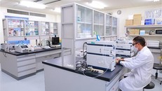 Phòng thí nghiệm Sinh lý thực vật và Hóa sinh, Đại học Hiroshima do Giáo sư Trần Đăng Xuân đứng đầu là một trong số ít các phòng thí nghiệm trên thế giới có thể tinh chế momilactones từ các nguồn tự nhiên như lúa gạo. (Ảnh: Đức Thịnh/TTXVN)