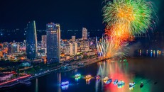 8 đội tuyển pháo hoa từ khắp nơi trên thế giới đã đem đến những màn trình diễn lý thú bên sông Hàn