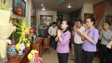 Bộ trưởng Bộ Y tế Đào Hồng Lan, Chủ tịch Công đoàn Y tế Việt Nam Phạm Thanh Bình cùng các thành viên của đoàn thành kính dâng hương bày tỏ lòng tri ân đến Liệt sĩ, bác sĩ Đặng Thuỳ Trâm.