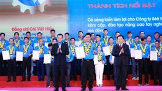 Ông Nguyễn Xuân Thắng - Ủy viên Bộ Chính trị, Giám đốc Học viện Chính trị Quốc gia Hồ Chí Minh, Chủ tịch Hội đồng lý luận Trung ương và ông Nguyễn Đình Khang - Ủy viên Trung ương Đảng, Chủ tịch Tổng LĐLĐ Việt Nam trao Giải thưởng Nguyễn Đức Cảnh cho các công nhân lao động.