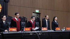 Thẩm phán, Chủ tọa phiên tòa Vũ Quang Huy tuyên án sơ thẩm đối với 54 bị cáo trong vụ án "Chuyến bay giải cứu". Ảnh: TTXVN