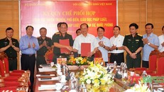 Thượng tướng Võ Minh Lương và Thượng tướng Bế Xuân Trường trao Quy chế phối hợp giữa Bộ Quốc phòng và Hội CCB Việt Nam. Ảnh: qdnd.vn