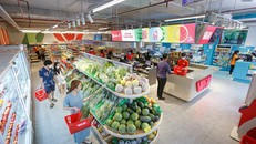 Người tiêu dùng mua sắm tại siêu thị WinMart