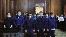 13 cựu cán bộ Công an phường Phú Thọ Hòa tại phiên tòa. (Ảnh: Thành Chung/TTXVN)