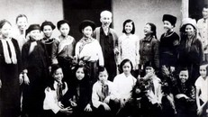 Bác Hồ chụp ảnh lưu niệm cùng đại biểu các dân tộc tỉnh Lào Cai khi Người lên thăm địa phương, ngày 23-24/9/1958. Ảnh tư liệu : TTXVN