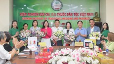 Đại diện 3 đơn vị công ty và lãnh đạo Viện Nghiên cứu Các bài thuốc dân tộc Việt Nam trong lễ kí kết hợp tác chiều ngày 25/9