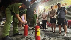 Tổ liên gia số 05, phường Bưởi, quận Tây Hồ nghe cán bộ công an hướng dẫn cách sử dụng bình chữa cháy. Ảnh: Lâm Khánh - TTXVN