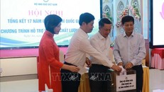 Các đại biểu dự Hội nghị đóng góp chia sẻ, ủng hộ đồng bào bị thiệt hại do thiên tai. Ảnh: TTXVN