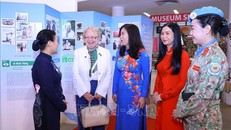 Tổng Giám đốc Văn phòng Liên hợp quốc tại Geneva Tatiana Valovaya với các đại biểu trao đổi tại triển lãm.