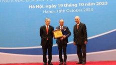Ông Nguyễn Duy Cương (ở giữa) vinh dự nhận Danh hiệu cao quý do Liên hiệp các Hội UNESCO Việt Nam trao tặng