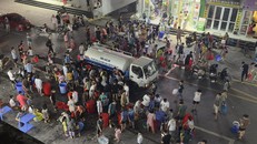 Cư dân khu đô thị Thanh Hà xuống sân chung cư xách nước lên sinh hoạt.