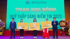 Đại diện PVcomBank trao học bổng cho sinh viên trường Đại học Đông Đô