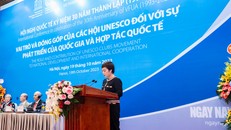 Bà Chu Thúy Hằng - Trưởng Đoàn nghệ thuật dân gian UNESCO Việt Nam chia sẻ tham luận tại Hội nghị 30 năm thành lập LH các Hội UNESCO Việt Nam