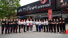 CEO Nguyễn Ngọc Hà (áo xanh, ở giữa) tại chi nhánh Quảng Ninh của Hệ thống Hà Thành Garage