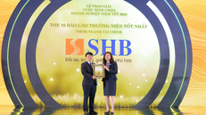 Đại diện SHB nhận giải thưởng từ ban tổ chức