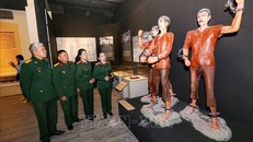 Các cựu chiến binh tham quan trưng bày. Ảnh: Tuấn Đức - TTXVN