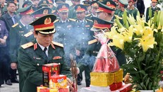 Các đại biểu dâng hương tưởng niệm các liệt sĩ quân tình nguyện Việt Nam hy sinh tại Lào. Ảnh: Trung Kiên - TTXVN