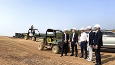 Ông Đỗ Vinh Quang, Phó Chủ tịch HĐQT kiêm Phó Tổng Giám đốc T&T Group (thứ hai từ trái qua) khảo sát công trường xây dựng sân golf Văn Lang Empire tại Tam Nông - Phú Thọ nhân dịp khánh thành Học viện T&T Golf Academy.