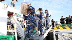 Vận chuyển hàng trăm tấn hàng hoá, nhu yếu phẩm ra Quần đảo Trường Sa nhân dịp Tết Giáp Thìn 2024. Ảnh: TTXVN