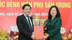 Bộ trường Y tế Đào Hồng Lan trao quyết định cho GS Nguyễn Duy Ánh. 