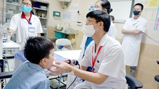Phó Giáo sư, Tiến sỹ Phạm Tuấn Cảnh - Giám đốc Bệnh viện tái khám cho bệnh nhi. (Nguồn: Bệnh viện Tai Mũi Họng Trung ương)
