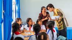 Giáo viên trường Tiểu học Long Phú C giải thích cho Hà Anh Tuấn về các tiết học ứng dụng sáng kiến Thư viện số Toàn cầu của UNICEF. Ảnh: UNICEF Việt Nam