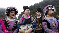 Những cô gái Mông xinh đẹp trong trang phục dân tộc đi hội Gầu Tào. Ảnh: Trọng Đạt-TTXVN