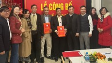 Tập thể cán bộ nhân viên Viện Phát triển văn hóa và chăm sóc sức khỏe cộng đồng chúc mừng các lương y nhận Quyết định