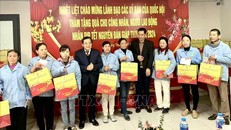 Đại diện tổ chức Công đoàn Thủ đô cùng Đoàn đại biểu Quốc hội thành phố Hà Nội thăm, tặng quà 200 đoàn viên, người lao động tại Cụm Công nghiệp Hà Bình Phương (huyện Thường Tín). Ảnh: Minh Nghĩa - TTXVN