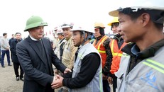 Bí thư Thành ủy Hà Nội Đinh Tiến Dũng thăm hỏi, chúc Tết và tặng quà công nhân đang làm nhiệm vụ trên công trường xây dựng đường Vành đai 4 - Vùng Thủ đô Hà Nội tại xã Thuận Thành (tỉnh Bắc Ninh). (Ảnh Viết Thành)