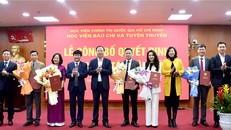 Ban lãnh đạo Học viện trao Quyết định và tặng hoa chúc mừng 5 đồng chí được điều động, luân chuyển và bổ nhiệm