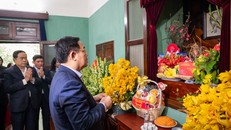 Chủ tịch Quốc hội Vương Đình Huệ thành kính dâng hương tưởng nhớ Chủ tịch Hồ Chí Minh. Ảnh: quochoi.vn 