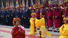 Các nữ quan thực hiện lễ dâng hương, hoa tưởng nhớ, tri ân công đức Tổ Mẫu Âu Cơ. Ảnh: Tạ Toàn - TTXVN