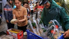 Người dân Thủ đô tất bật sắm lễ cúng Rằm tháng Giêng