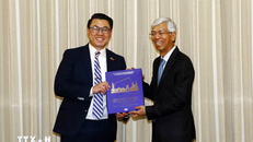 Phó Chủ tịch Ủy ban Nhân dân Thành phố Hồ Chí Minh Võ Văn Hoan (phải) tặng sách đối ngoại cho Thượng nghị sỹ Joseph Nguyen. (Ảnh: TTXVN)