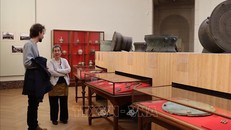 Du khách tham quan phòng trưng bày cổ vật Việt Nam. Ảnh: Hương Giang - PV TTXVN tại Bỉ