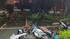 Nhiều xe máy tại Khu đô thị Đặng Xá, Gia Lâm (Hà Nội) bị đổ và thiệt hại