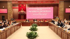 Các đại biểu biểu quyết thông qua chương trình tại Hội nghị lần thứ 16 Ban Chấp hành Đảng bộ thành phố Hà Nội khóa XVII. 