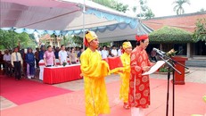 Cung tuyên văn tế tưởng niệm Đại danh y - Thiền sư Tuệ Tĩnh. Ảnh: Mạnh Tú/TTXVN