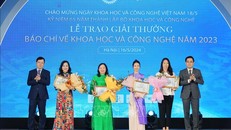 Thứ trưởng Bộ Khoa học và Công nghệ Nguyễn Hoàng Giang và Thứ trưởng Bộ Thông tin và Truyền thông Nguyễn Thanh Lâm với nhóm tác giả nhận giải Nhất. Ảnh: Hoàng Hiếu – TTXVN