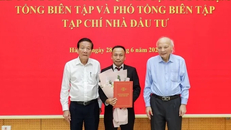 GS.TSKH Nguyễn Mại, Chủ tịch Hiệp hội VAFIE và TS. Nguyễn Anh Tuấn, Phó Chủ tịch VAFIE, Tổng biên tập tiền nhiệm Tạp chí Nhà đầu tư trao quyết định Bổ nhiệm ông Phạm Đức Sơn làm Tổng biên tập Tạp chí Nhà đầu tư.