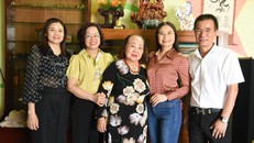 Nữ doanh nhân Trần Thị Lý (áo dài hoa đen) chụp ảnh cùng đoàn công tác Viện Phát triển văn hóa và chăm sóc sức khỏe cộng đồng