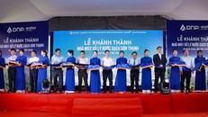 Các đại biểu cắt băng khánh thành Nhà máy xử lý nước sạch Sơn Thạnh