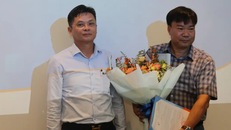 Ông Phạm Huy Thông – Chủ tịch HĐQT trao quyết định bổ nhiệm và tặng hoa chúc mừng Ông Nguyễn Hồng Hải - Phó Trưởng ban Tổng hợp HĐQT