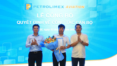 Ông Phạm Huy Thông – Chủ tịch HĐQT và ông Nguyễn Văn Học – Bí thư Đảng ủy, Ủy viên HĐQT, Tổng Giám đốc Công ty trao quyết định bổ nhiệm và tặng hoa chức mừng Ông Nguyễn Hồng Hải – Quyền Trưởng ban Tổng hợp HĐQT