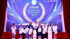 Ông Đặng Hoa Nam - Cục trưởng Cục Trẻ em, Bộ LĐ-TB&XH bà Vương Hương Giang - Phó Giám đốc Sở GD&ĐT Hà Nội trao giải cho 10 tác phẩm tiêu biểu.