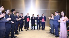 Thủ tướng chứng kiến lễ trao biên bản hợp tác giữa hai tập đoàn - Ảnh: Vinachem